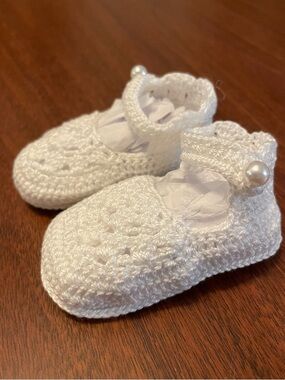 Hand-Crocheted White Baby Mary Jane Shoes with Pearl Accent